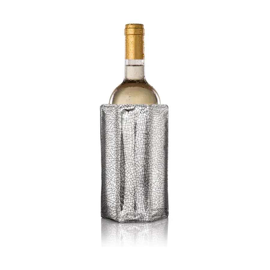 Vacu Vin Active kylmanschett i silver träs på en vinflaska